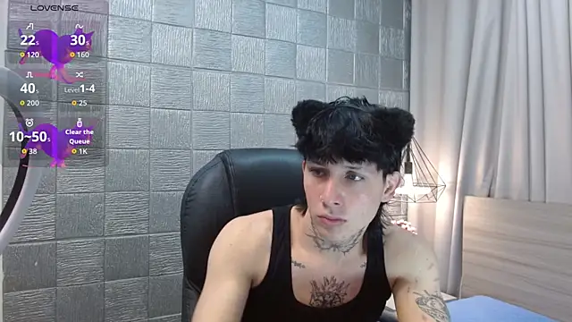 Snapshot of Iantwink18 chatting on October 17, 6:32 pm Iantwink18 online show from October 17, 6:32 pm