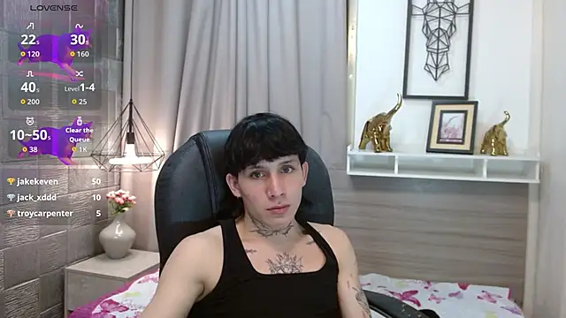 Snapshot of Iantwink18 chatting on October 18, 6:37 am Iantwink18 online show from October 18, 6:37 am