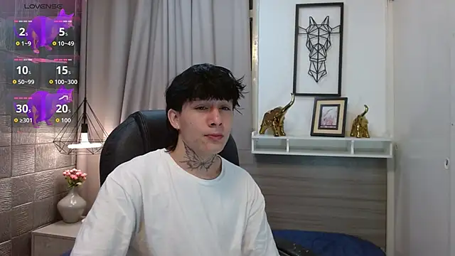 Snapshot of Iantwink18 chatting on October 28, 2:42 pm Iantwink18 online show from October 28, 2:42 pm