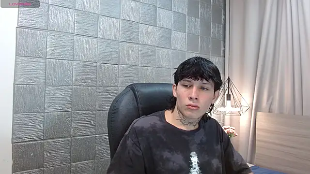 Snapshot of Iantwink18 chatting on November 4, 1:43 pm Iantwink18 online show from November 4, 1:43 pm