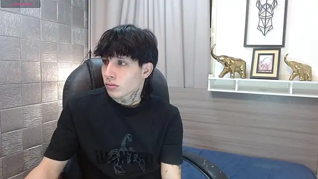 Snapshot of Iantwink18 chatting on November 6, 5:47 pm Iantwink18 online show from November 6, 5:47 pm