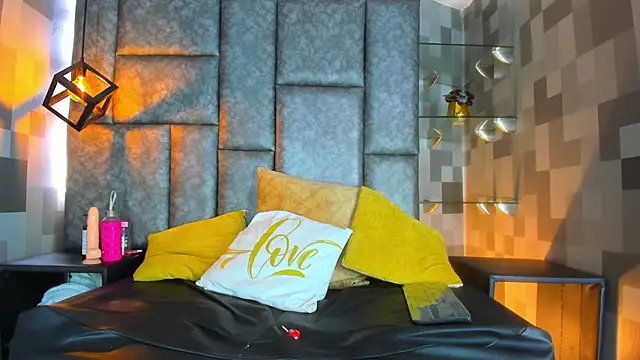 Emily Mitchell online show from November 22, 6:40 pm