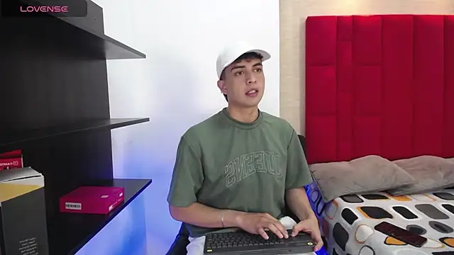 Snapshot of Cady_Hot chatting on October 27, 8:46 pm Cady Hot online show from October 27, 8:46 pm