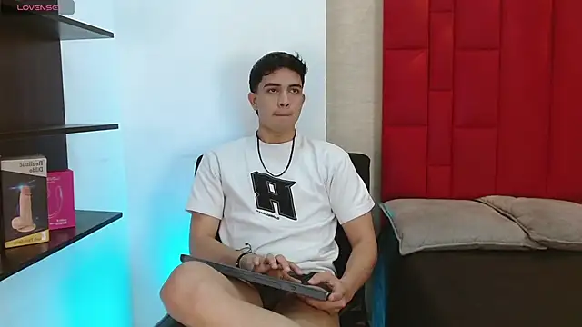 Snapshot of Cady_Hot chatting on November 18, 8:24 pm Cady Hot online show from November 18, 8:24 pm