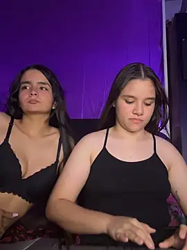 Snapshot of Ashley_and_Zoe chatting on October 20, 3:29 am Ashley and Zoe online show from October 20, 3:29 am