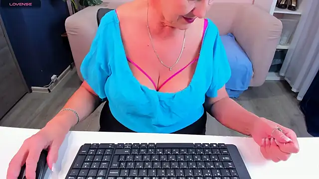 Snapshot of HotandMature chatting on January 20, 2:46 pm HotandMature online show from January 20, 2:46 pm