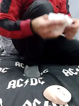 Snapshot of yazinyazin1 chatting on December 16, 6:13 pm yazinyazin1 online show from December 16, 6:13 pm