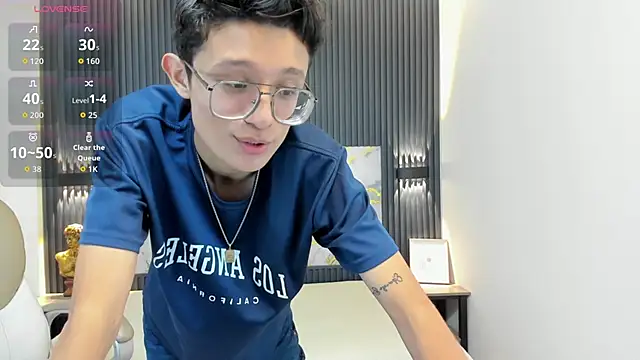 SantiagoRusso18 online show from October 12, 1:10 pm