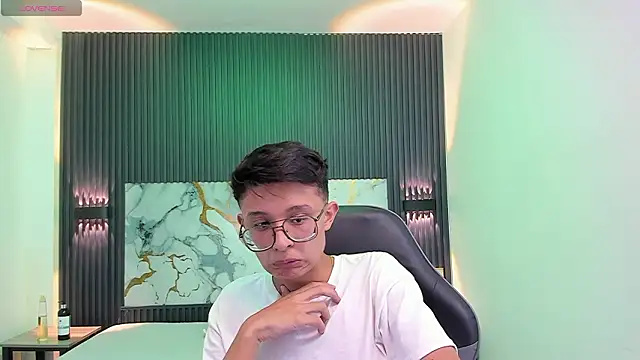 SantiagoRusso18 online show from February 3, 8:14 pm