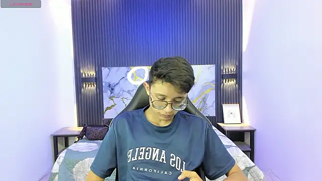 SantiagoRusso18 online show from February 17, 7:31 pm