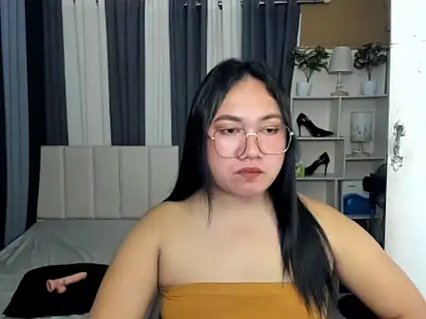 TsUncutKaren online show from March 7, 6:21 am