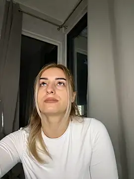 Snapshot of Ella_Vee chatting on October 8, 4:10 am Ella Vee online show from October 8, 4:10 am