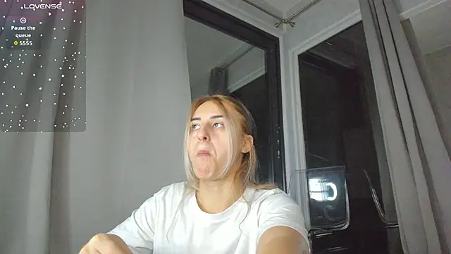 Snapshot of Ella_Vee chatting on October 10, 3:38 am Ella Vee online show from October 10, 3:38 am