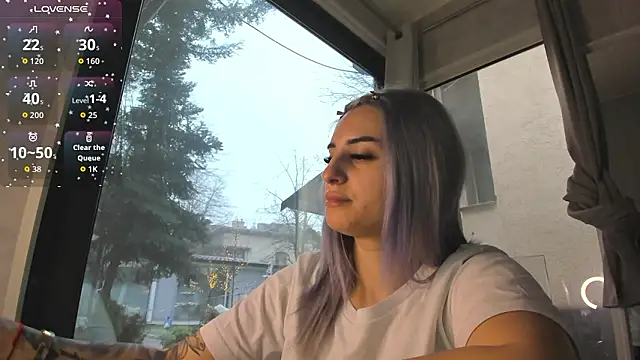 Ella Vee online show from February 14, 6:43 am