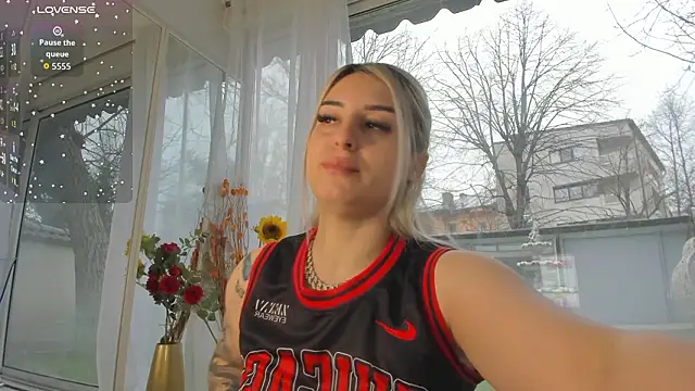 Ella Vee online show from March 23, 5:33 am