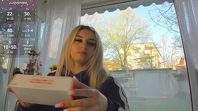 Ella Vee online show from April 9, 4:56 am