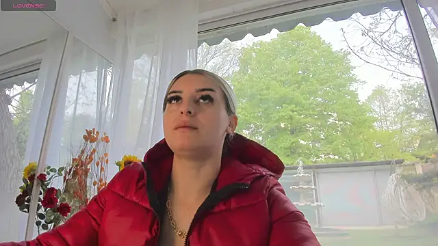 Ella Vee online show from April 22, 5:43 am