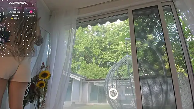 Ella Vee online show from June 4, 4:51 am