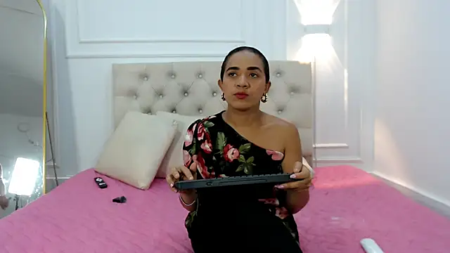 Snapshot of charlotte_dante212 chatting on November 3, 3:30 am charlotte dante212 online show from November 3, 3:30 am