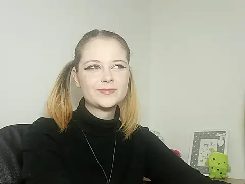 LydiaYoung online show from October 2, 6:15 pm