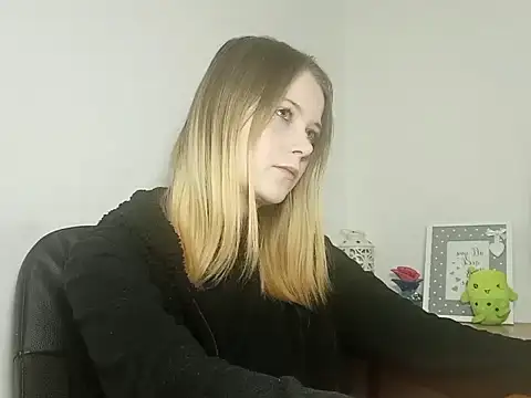 LydiaYoung online show from November 6, 7:15 pm