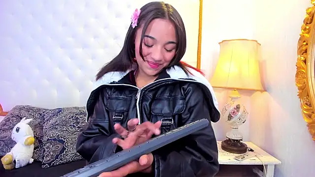 Snapshot of Manelyk_evanss_ chatting on October 21, 11:00 am Manelyk evanss online show from October 21, 11:00 am