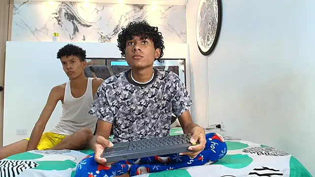 LONDON BOYS1 online show from October 19, 1:28 am