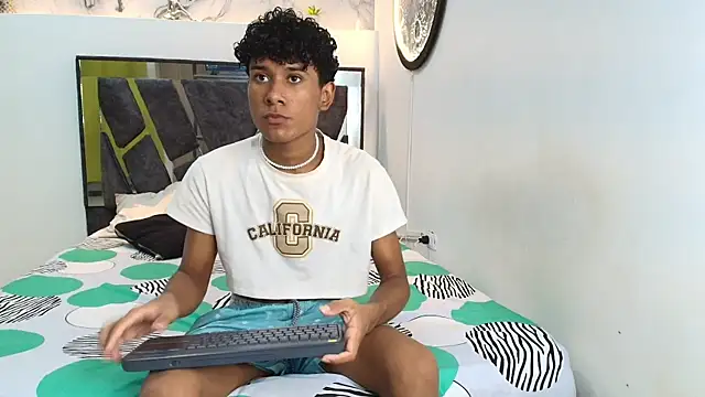 LONDON BOYS1 online show from November 22, 1:37 am