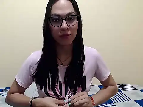 Snapshot of missblu chatting on December 5, 3:26 am missblu online show from December 5, 3:26 am