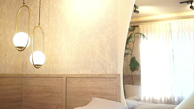 Tayler Kim online show from October 31, 7:04 pm