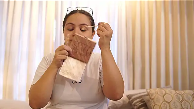 Tayler Kim online show from March 1, 3:58 pm