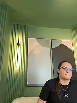 Tayler Kim online show from March 12, 6:47 pm