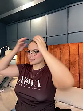 Tayler Kim online show from March 24, 4:45 pm