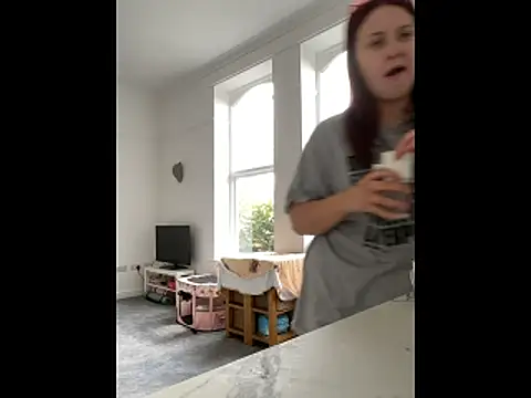 RoseMaee online show from October 28, 11:25 am