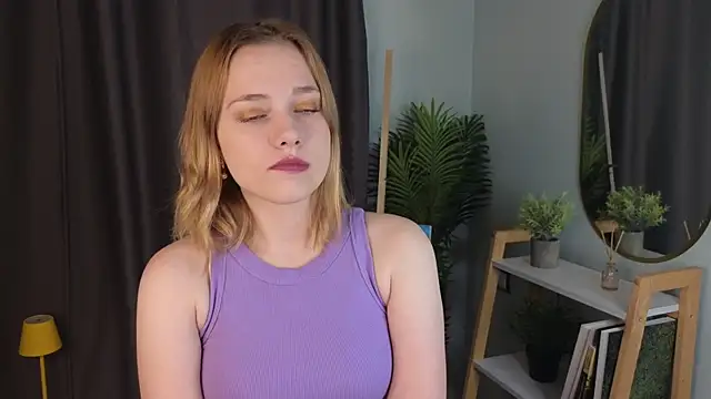 HollieCollelo online show from October 22, 3:18 am