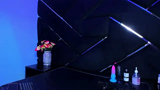 Sophie Jhoms online show from November 15, 9:43 pm