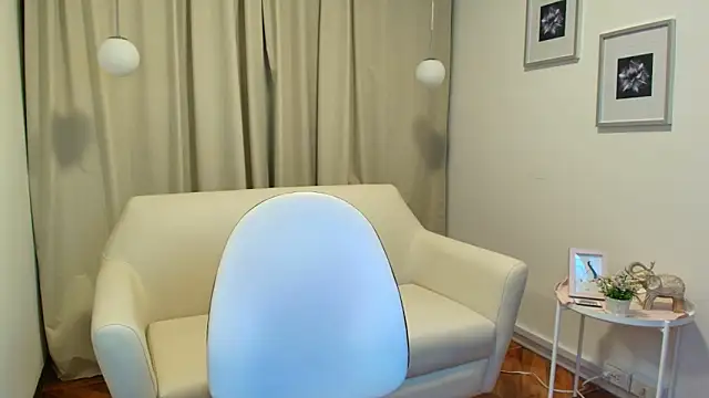 nina moen online show from December 18, 3:45 am