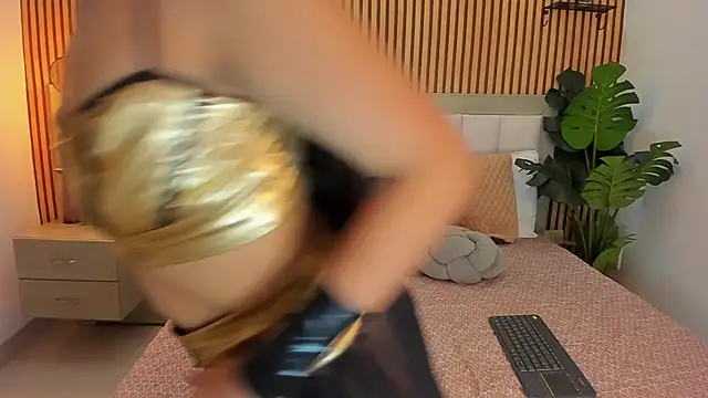 Roseaurora online show from October 31, 12:50 pm