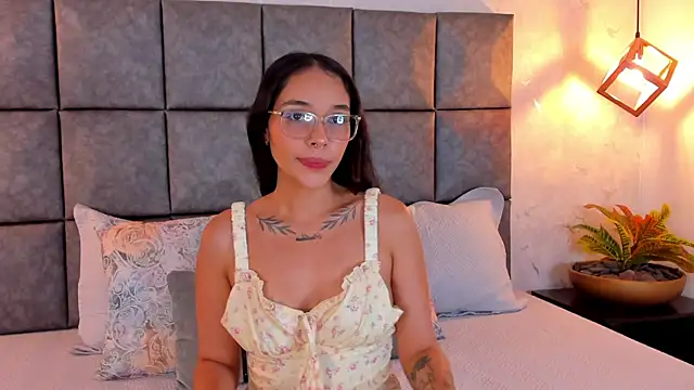 Snapshot of Roseaurora chatting on June 22, 11:18 am Roseaurora online show from June 22, 11:18 am