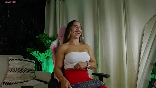 Snapshot of Emily_Foxx01 chatting on July 1, 12:12 am Emily Foxx01 online show from July 1, 12:12 am