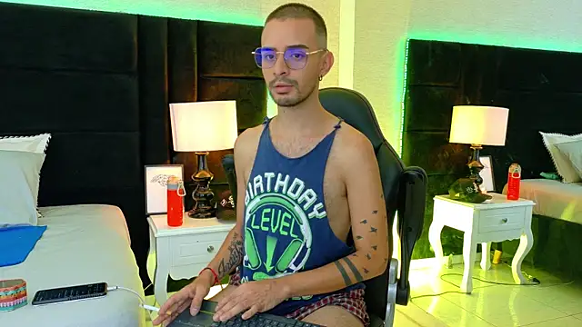 Snapshot of HairyDiamond_ chatting on September 22, 3:30 am HairyDiamond online show from September 22, 3:30 am