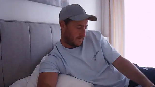 Snapshot of Londonlad818 chatting on September 23, 10:40 am Londonlad818 online show from September 23, 10:40 am