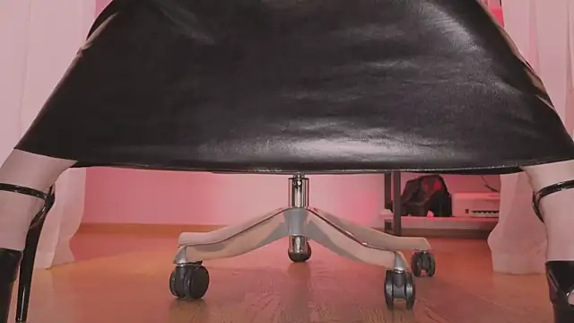 Snapshot of Jolie_Orchid chatting on February 12, 12:33 pm Jolie Orchid online show from February 12, 12:33 pm