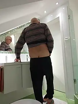 Snapshot of Oldmenhot66 chatting on February 5, 5:23 am Oldmenhot66 online show from February 5, 5:23 am