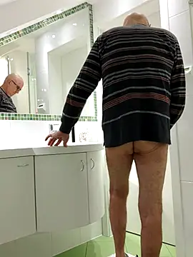 Snapshot of Oldmenhot66 chatting on February 10, 5:55 am Oldmenhot66 online show from February 10, 5:55 am