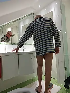 Snapshot of Oldmenhot66 chatting on April 1, 4:57 am Oldmenhot66 online show from April 1, 4:57 am