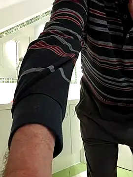 Snapshot of Oldmenhot66 chatting on April 10, 3:23 am Oldmenhot66 online show from April 10, 3:23 am