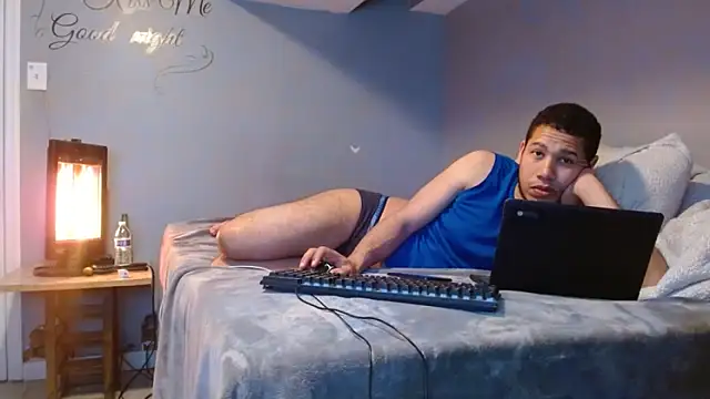 Snapshot of skiner222asd chatting on April 14, 4:51 am skiner222asd online show from April 14, 4:51 am