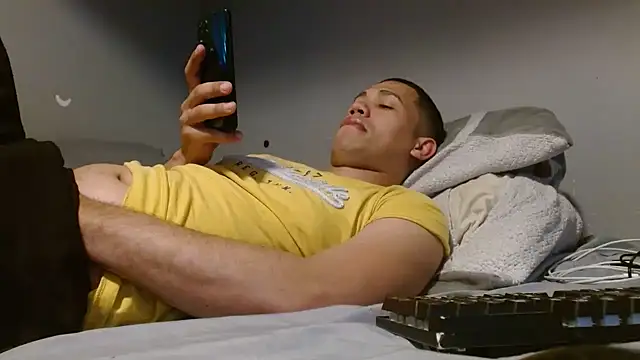 Snapshot of skiner222asd chatting on April 16, 2:01 am skiner222asd online show from April 16, 2:01 am