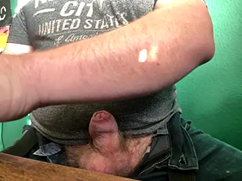 Snapshot of AverageBloke93 chatting on November 17, 9:48 am AverageBloke93 online show from November 17, 9:48 am